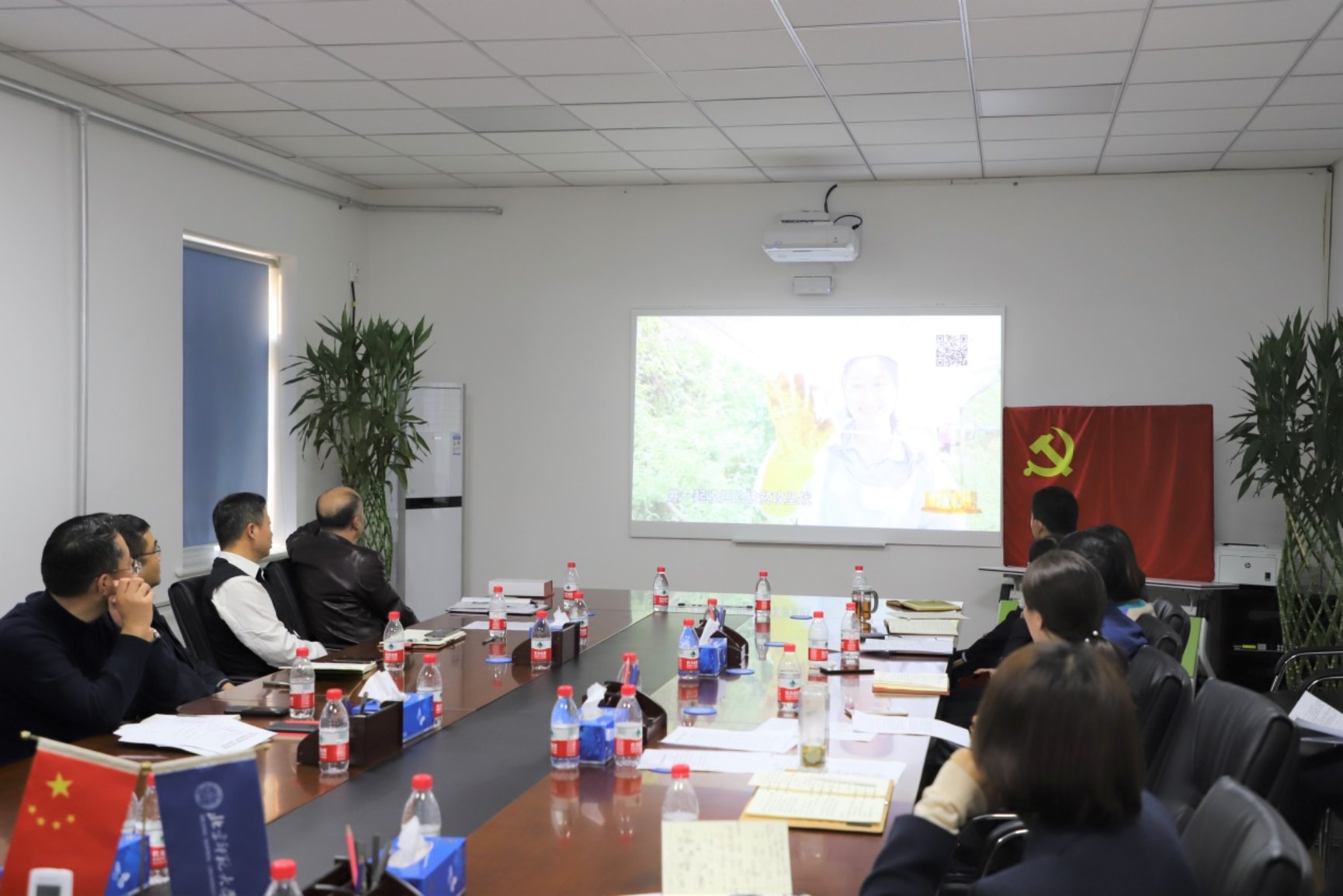 C:\Users\D\Desktop\学校10.30\20191029资产经营公司党政班子及机关党员围绕“新中国成立70周年成就”主题开展学习研讨\5观看黄文秀.JPG