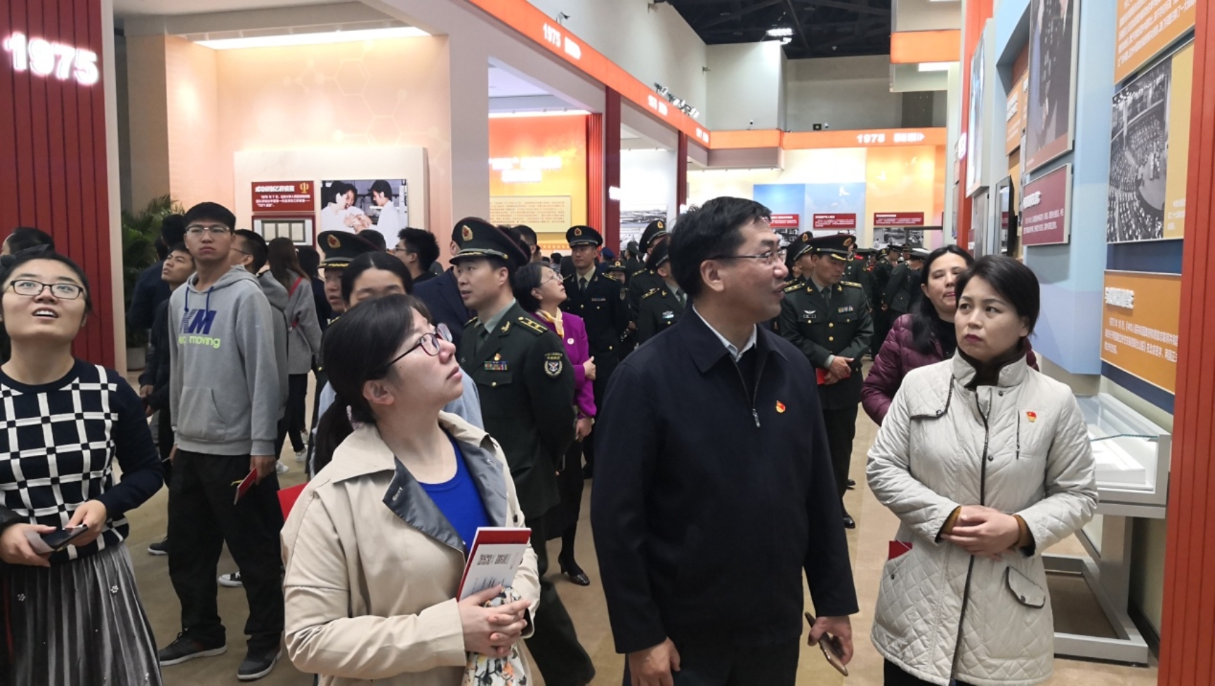 C:\Users\xx\Desktop\新建文件夹\参观70周年成就展--第四党小组\2019年10月16日 参观70周年成就展--第四党小组\第四党小组参观《中华人民共和国成立70周年大型成就展》照片\第四党小组参观《中华人民共和国成立70周年大型成就展》照片 (4).jpg